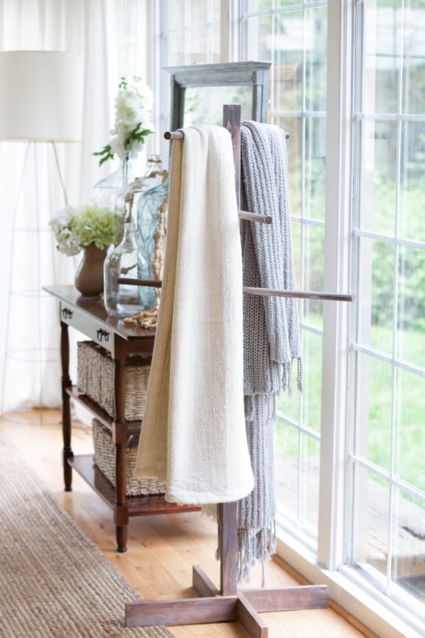 DIY Blanket Stand