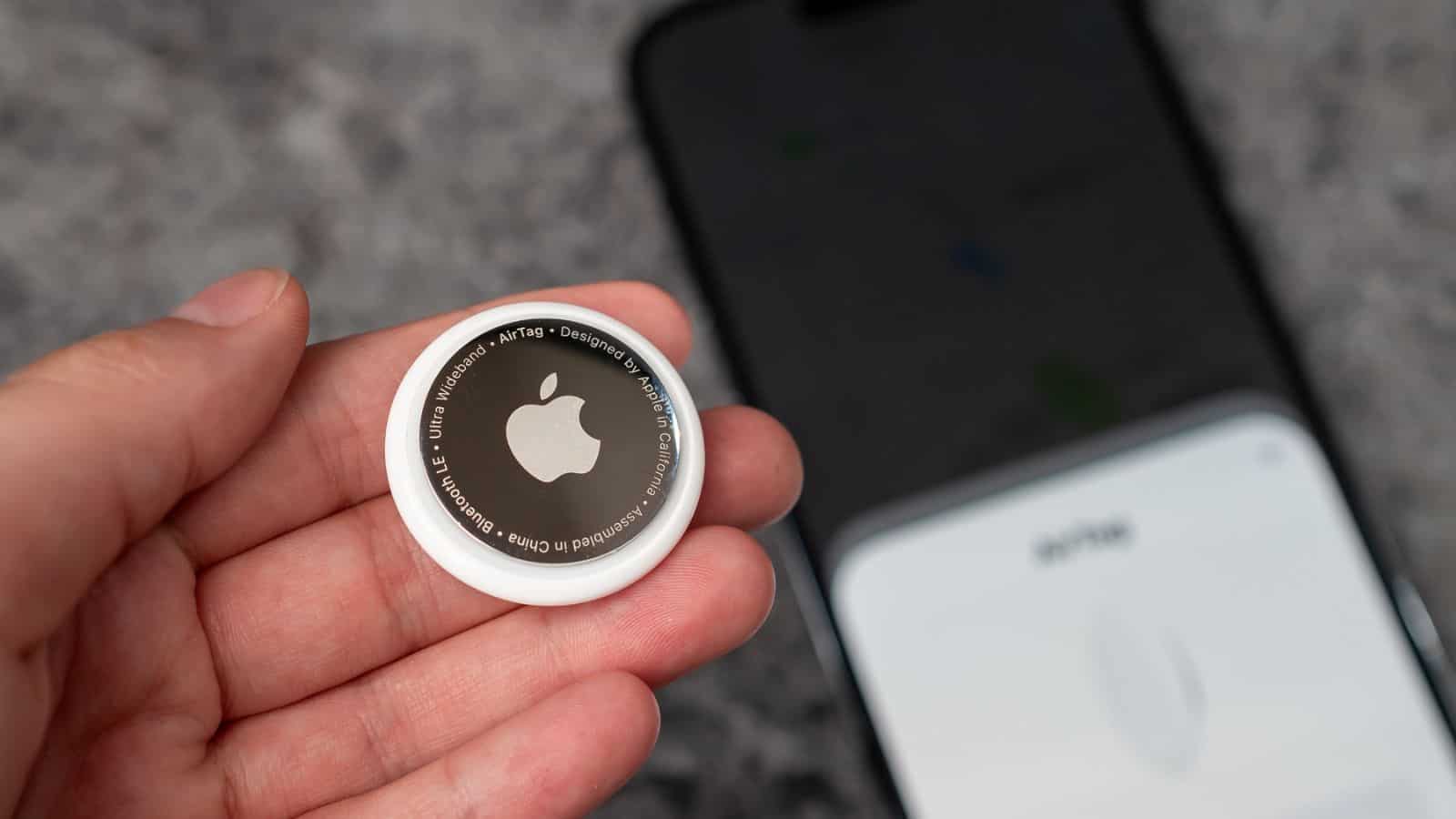 Air Tag luggage tracker
