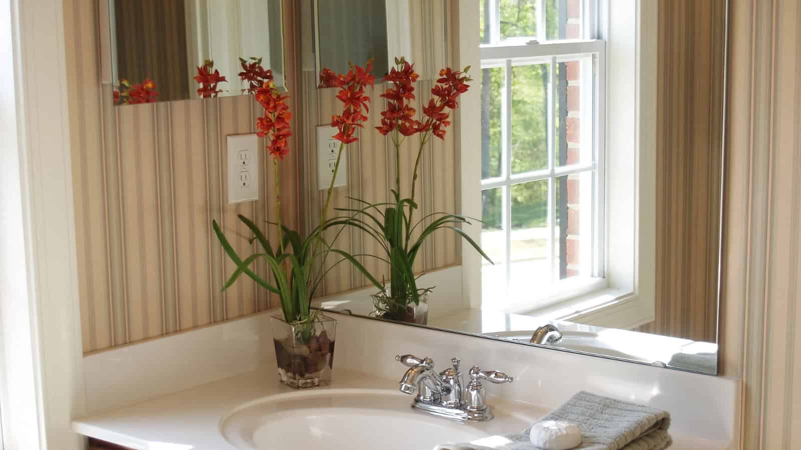 wallpaper in full bath